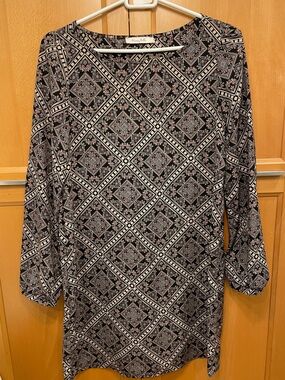 Black & White Geometric Long-Sleeve Women’s Top